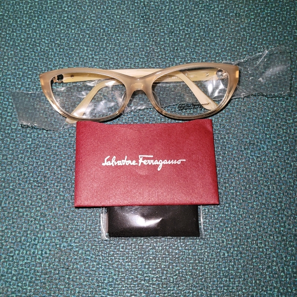 Salvatore Ferragamo women eyeglasses, small frames beige color - Picture 4 of 5